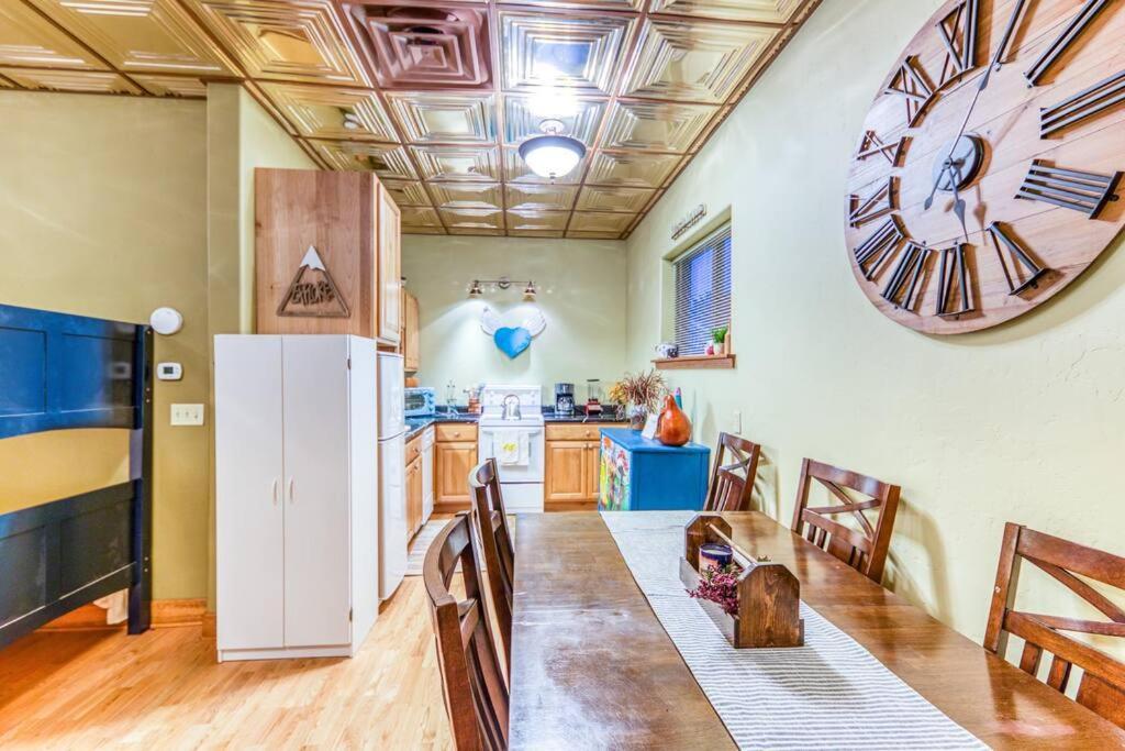 The Lovemore Inn~Hot Tub~Cheerful Carriage Home Delta Εξωτερικό φωτογραφία